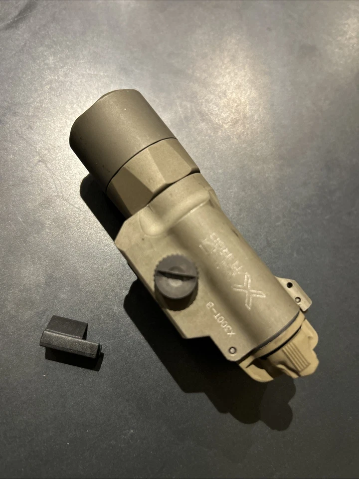 Luz LED para arma Surefire X300U-B ultra alta salida 1000 lúmenes - negra Foto 3 de 4