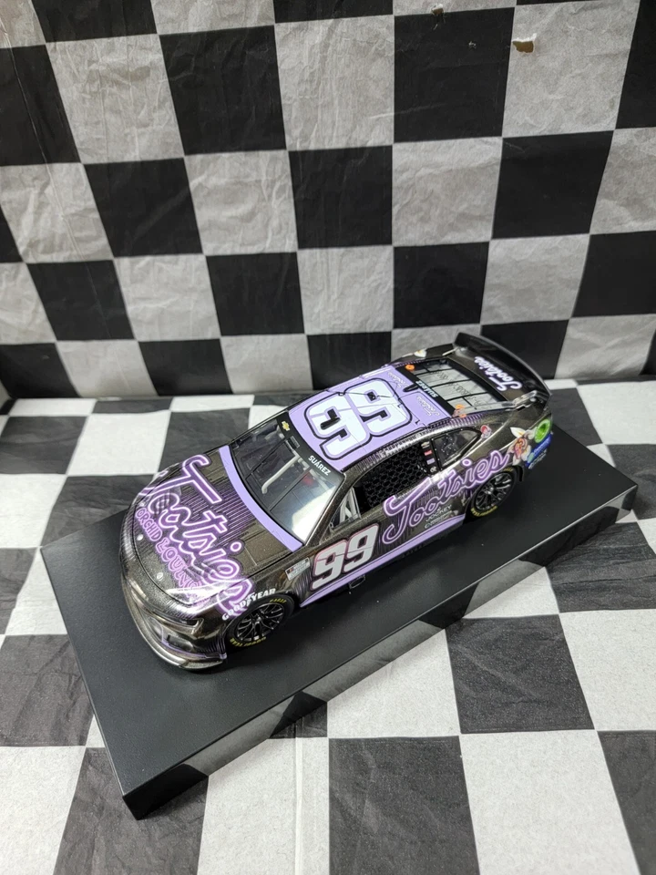 Daniel Suarez #99 Tootsies Orchid Lounge CHROME 2024 Camaro 1:64 C992423TOSDZCL - Immagine 3 di 4