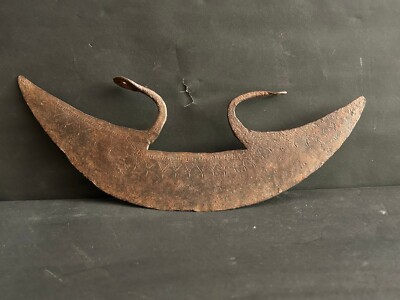Tête De Hache Ancienne Forgée à La Main - Forme Croissant De Lune - Fer Rustique Gravé - Objet Vintage De Collection