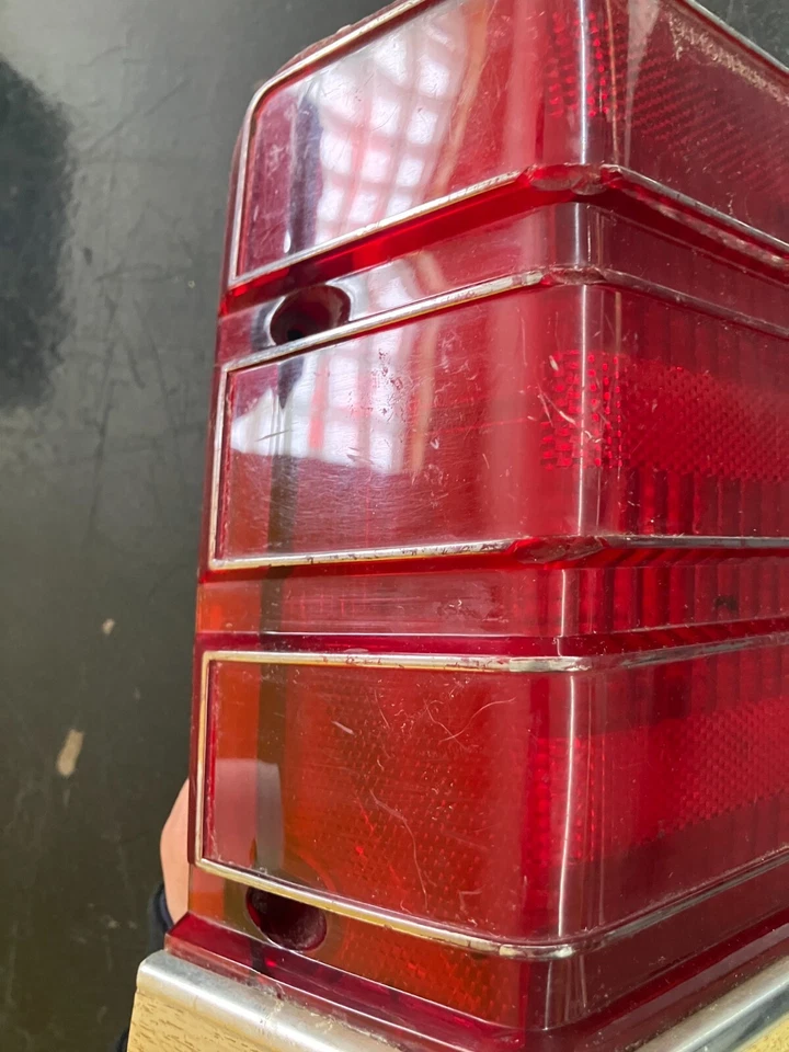 FORD ESCORT 1981-1985 GENUINO FABRICANTE DE EQUIPOS ORIGINALES LÁMPARA TRASERA IZQUIERDA LADO DEL CONDUCTOR CONJUNTO DE LUZ TRASERA Foto 3 de 4