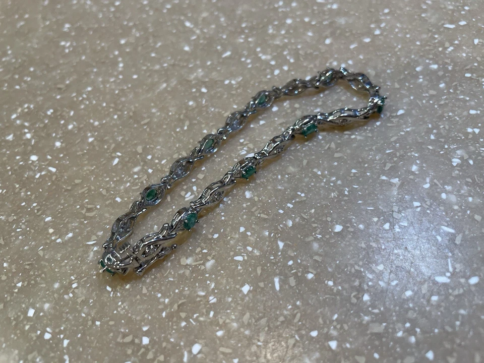 Brazalete tenis X&O diamante redondo esmeralda oro blanco 10K Foto 3 de 4