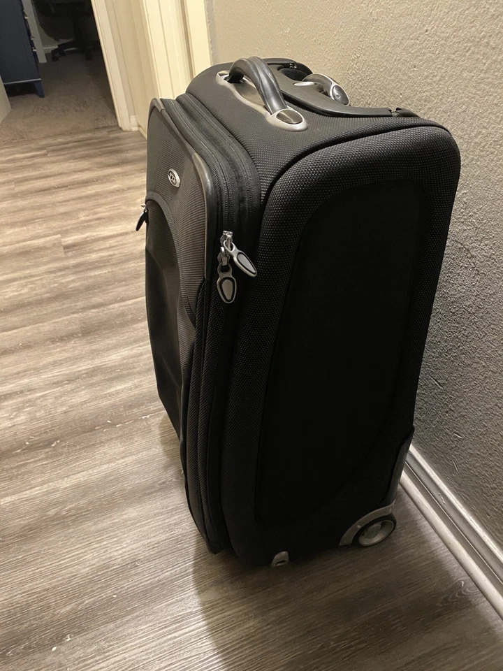 Carro rodante Tumi T3 negro y plateado muy limpio Foto 3 de 4