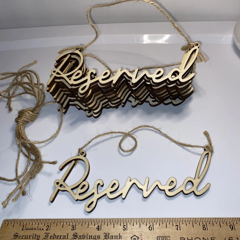 Letreros de recorte reservados de madera natural con percha de cuerda. Perfecto para bodas. Foto 4 de 4