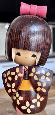 Japanische Kokeshi Puppe Happy Girl Handarbeit Holz dunkler Kimono mit gelber Blume