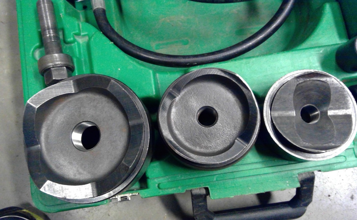 Greenlee 767 Hydraulic hand pump w Ram 746 & 4", 3", and 2 1/2" Knockouts case