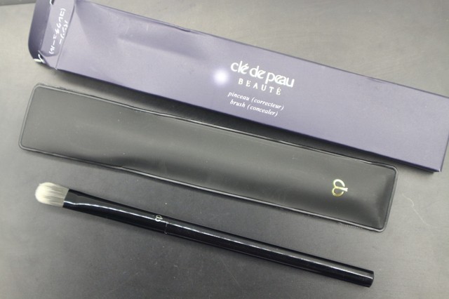 cle de peau concealer brush