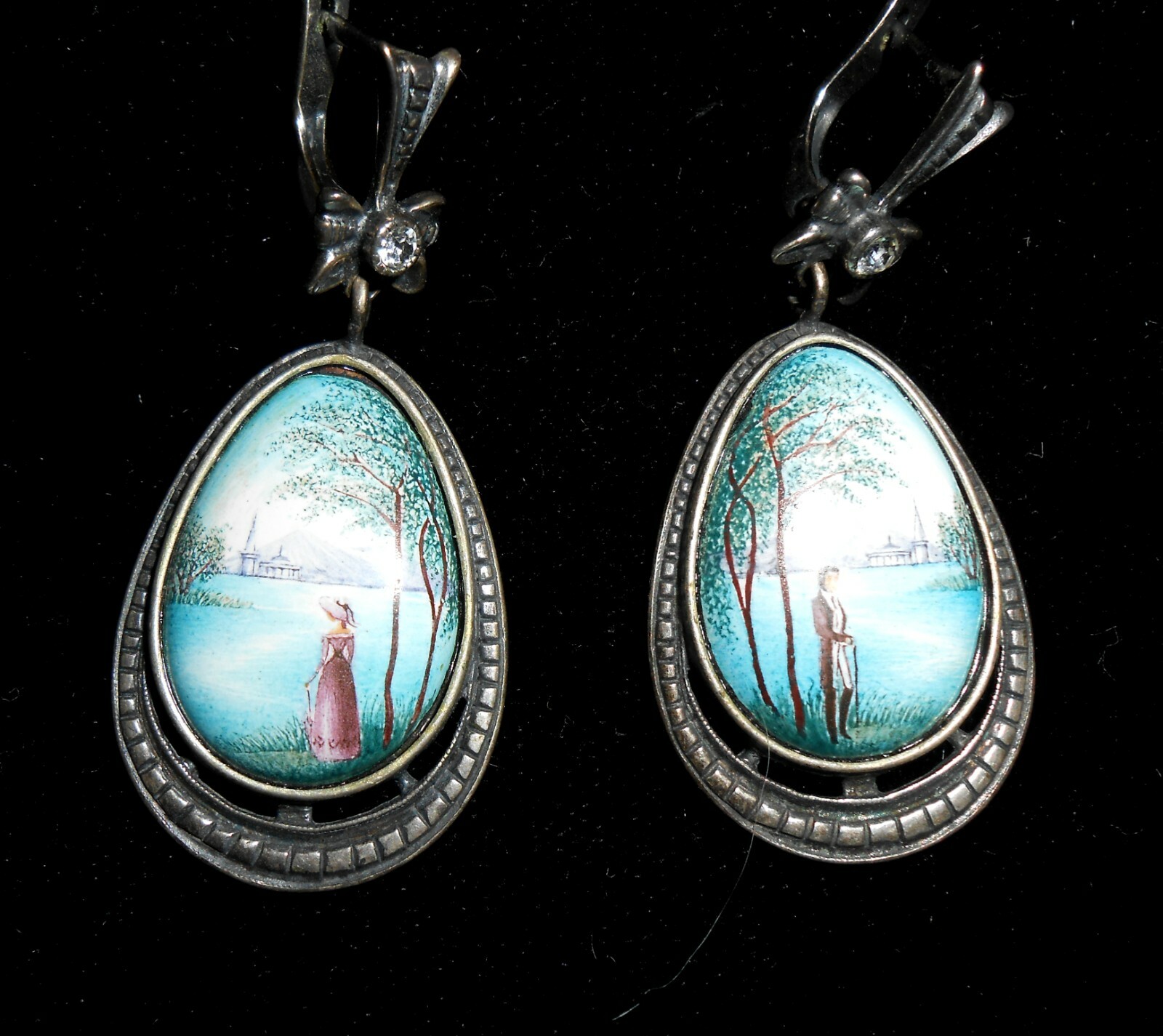 Boucles d'oreilles pendantes JENAVI en émail et strass au design haute fantaisie