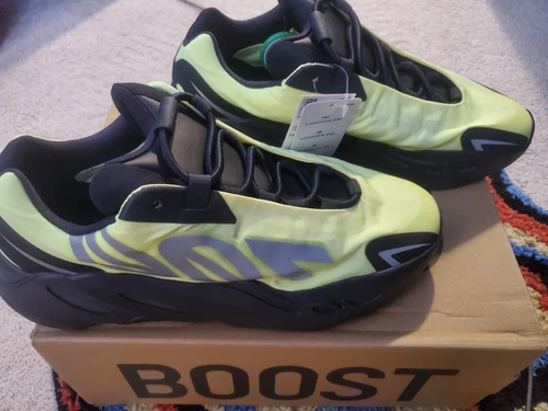 yeezy 700 MNVN