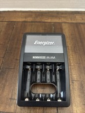 Cargador de Batería Energizer Ni-MH Modelo CHVCM4DE Enchufe de 4 Ranuras Negro/Blanco