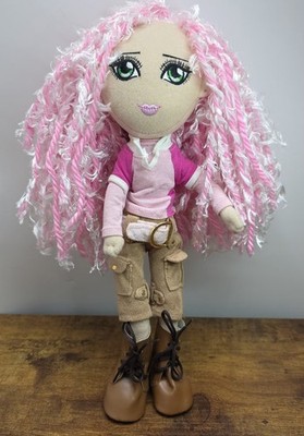 TiM This Is Me Denny bewegliche Biegepuppe Plüsch mit rosa Wollhaar 32 cm Cepia