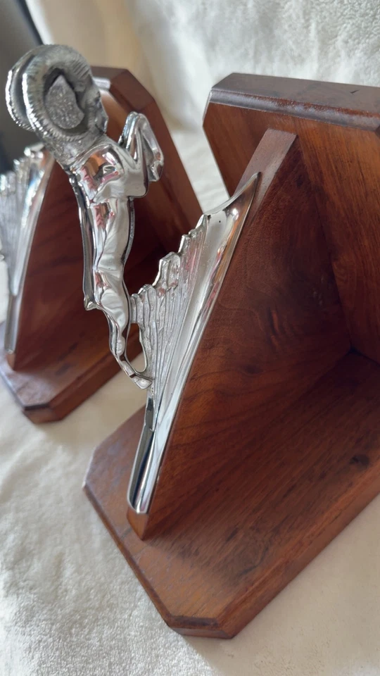 Sujetalibros Dodge Ram 1935 con adorno de capó Foto 2 de 4