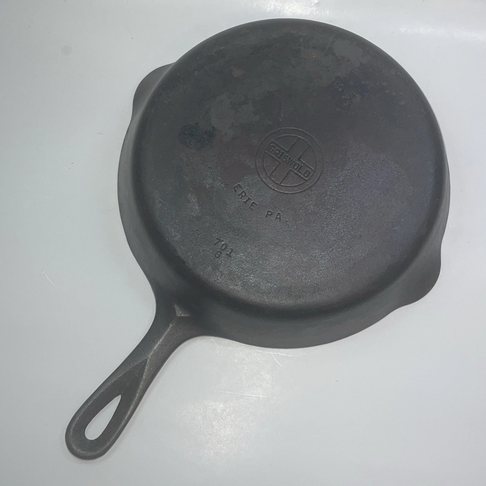 GRISWOLD No. 7 Cast Iron Skillet Small Logo 701G Pre Owned Lays Flat