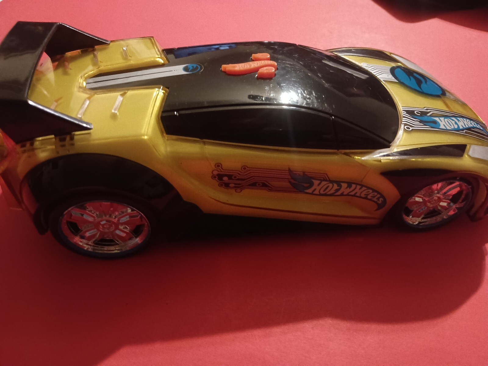 Hot Wheels Color Crashers Quick & Sik Car with Lights Sounds and Fast Action