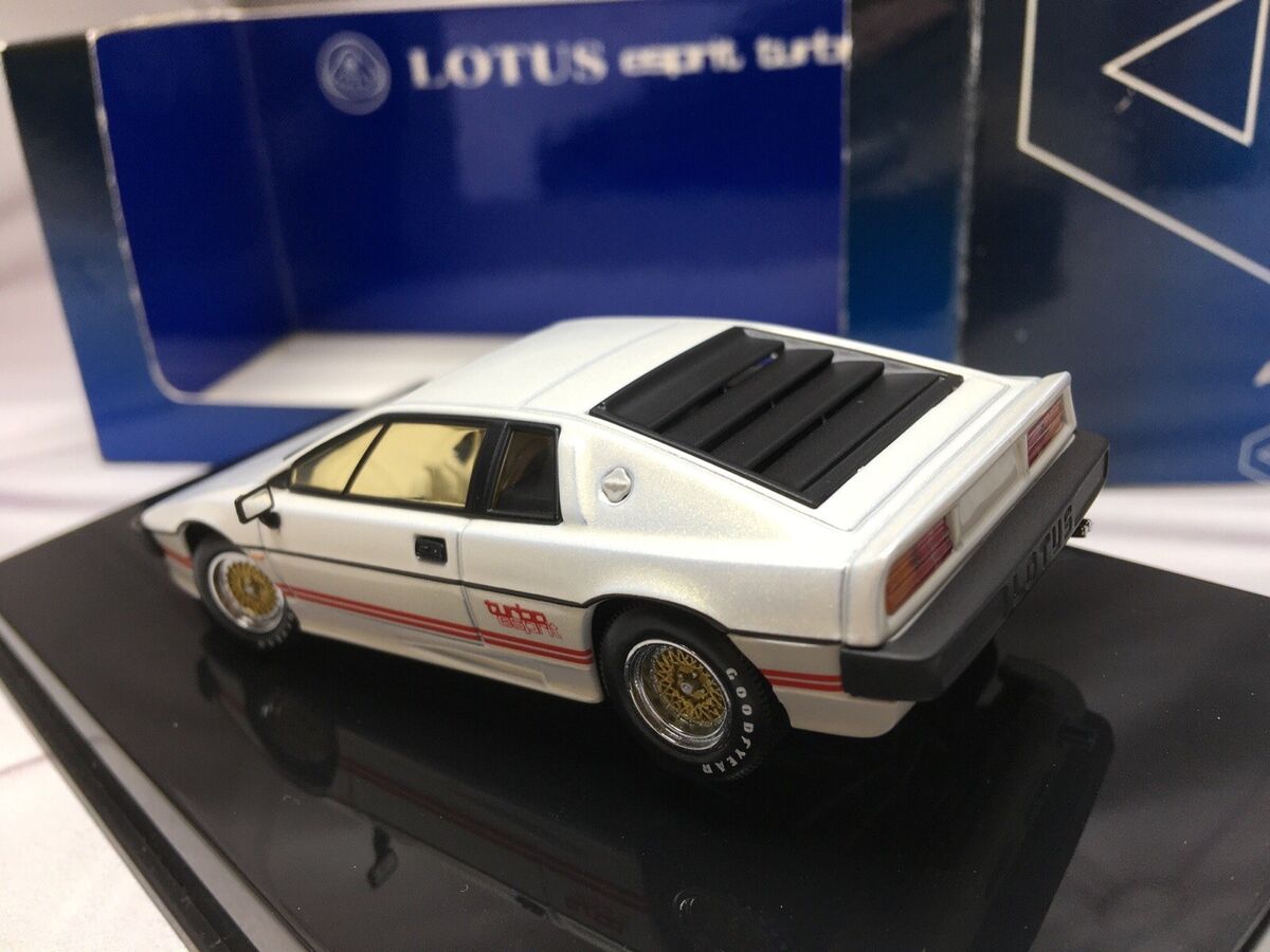 1:43 Autoart Lotus Esprit Turbo white 007 Bond 1/43 paper package is lost