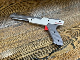 Nintendo NES-001 Console Bundle w/ Zapper 2Ctrls Duck Hunt-Gun Smoke-Top Gun