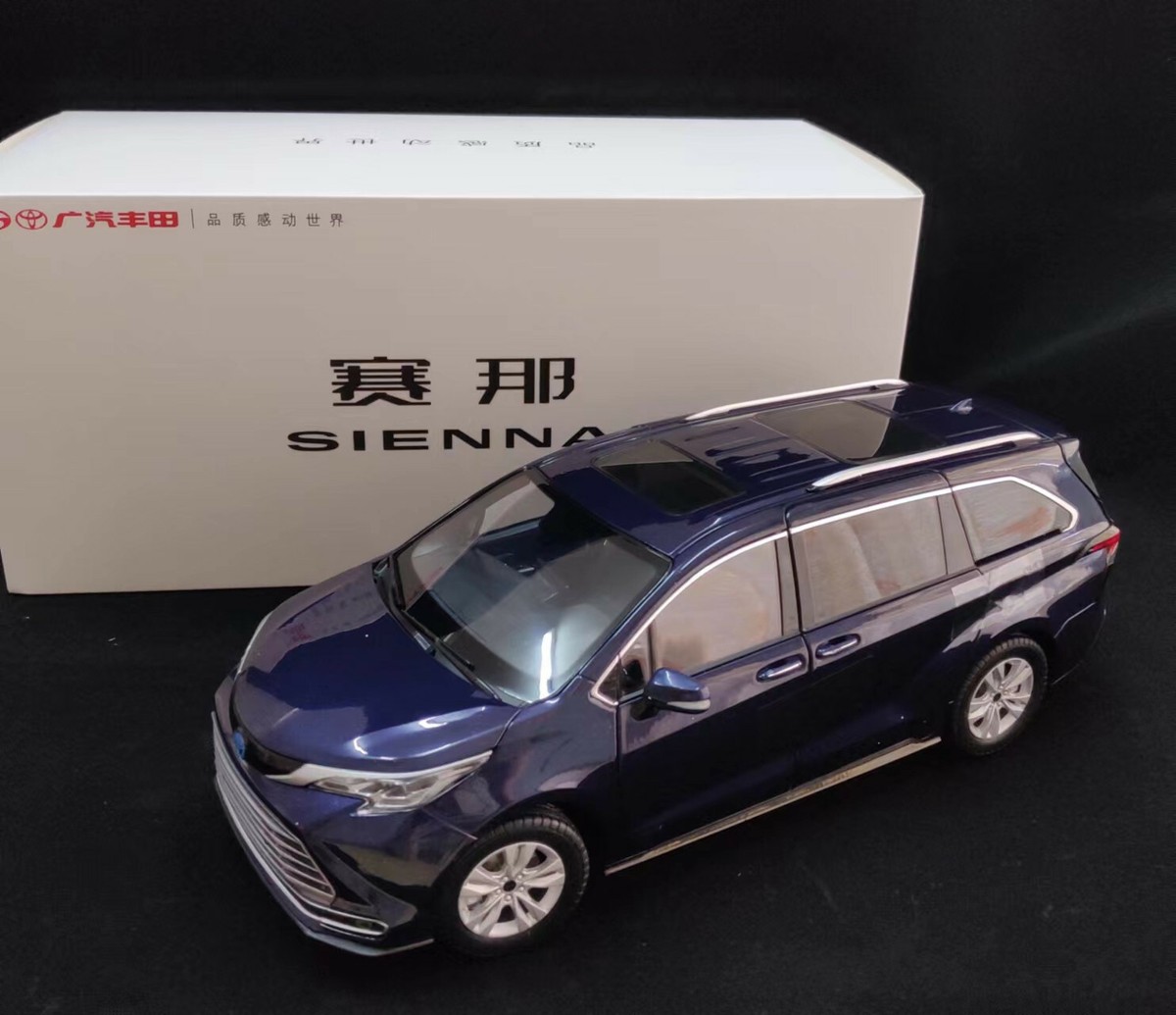 1/18 トヨタ シエナ TOYOTA SIENNA 1:18 Scale Toyota Sienna 2022 Blue Diecast Model Car Paudi