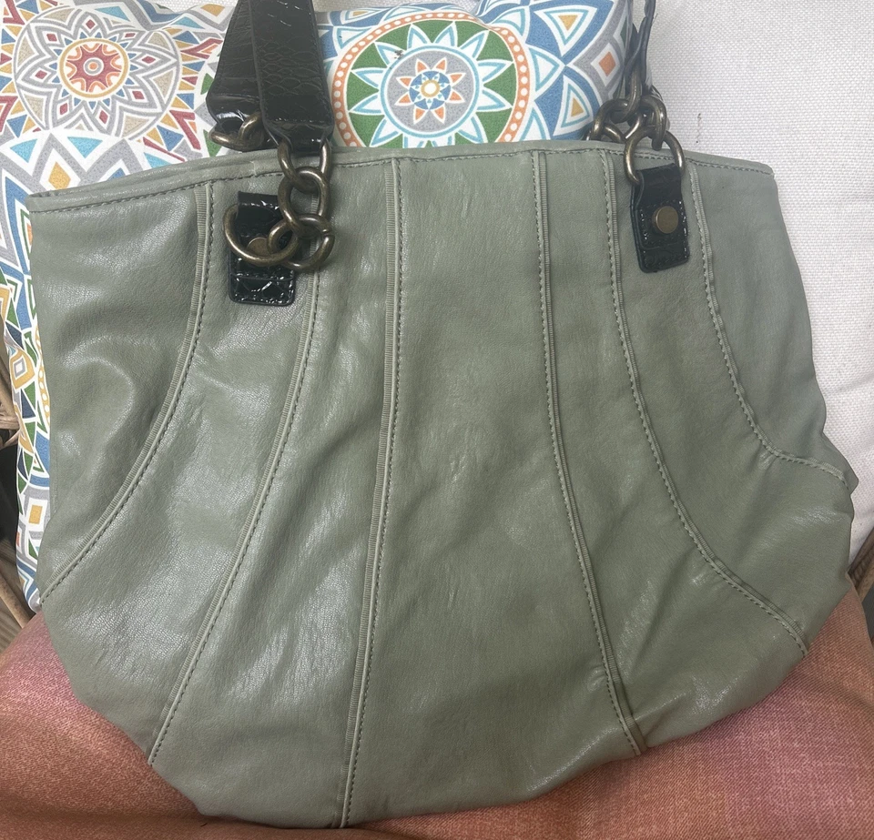 Bolso de Mano Simply Vera By Vera Wang Champiñón Verde Oliva con Borde de Patente Negro con Etiquetas Foto 2 de 4