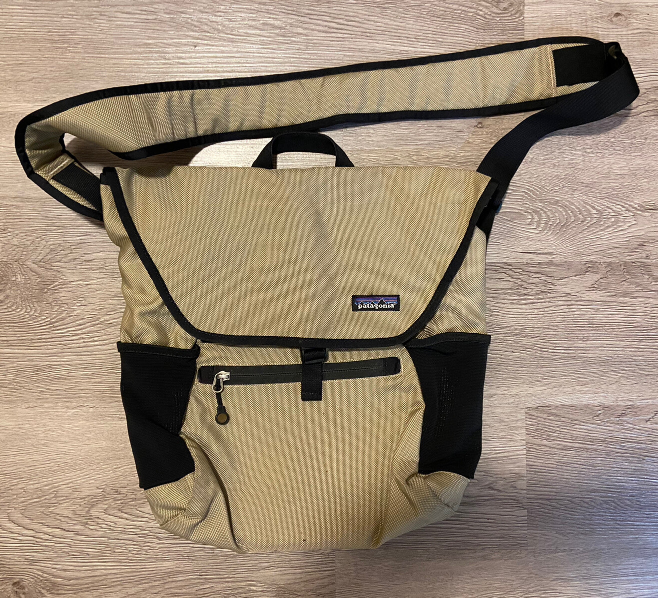 Patagonia Vertical Mass Messenger Shoulder Bag Beige Gem