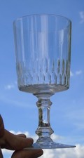Baccarat - Verre à bourgogne en cristal taillé Forme cylindrique jambe piédouche