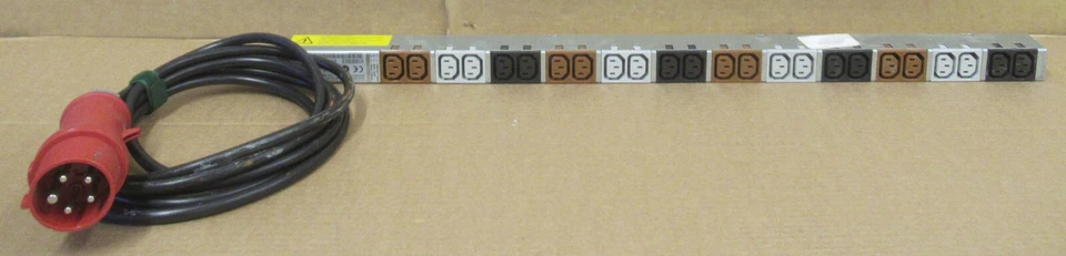 Fujitsu Power Distribution 24x Outlet 10A 240V PDU IEC C13 S26361-F2262-E31G - Image 2 of 4