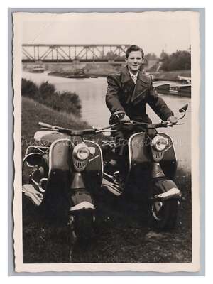 Zwei NSU Prima Motorroller am Fluss - Brücke Mann Motorrad - Altes Foto 1950er