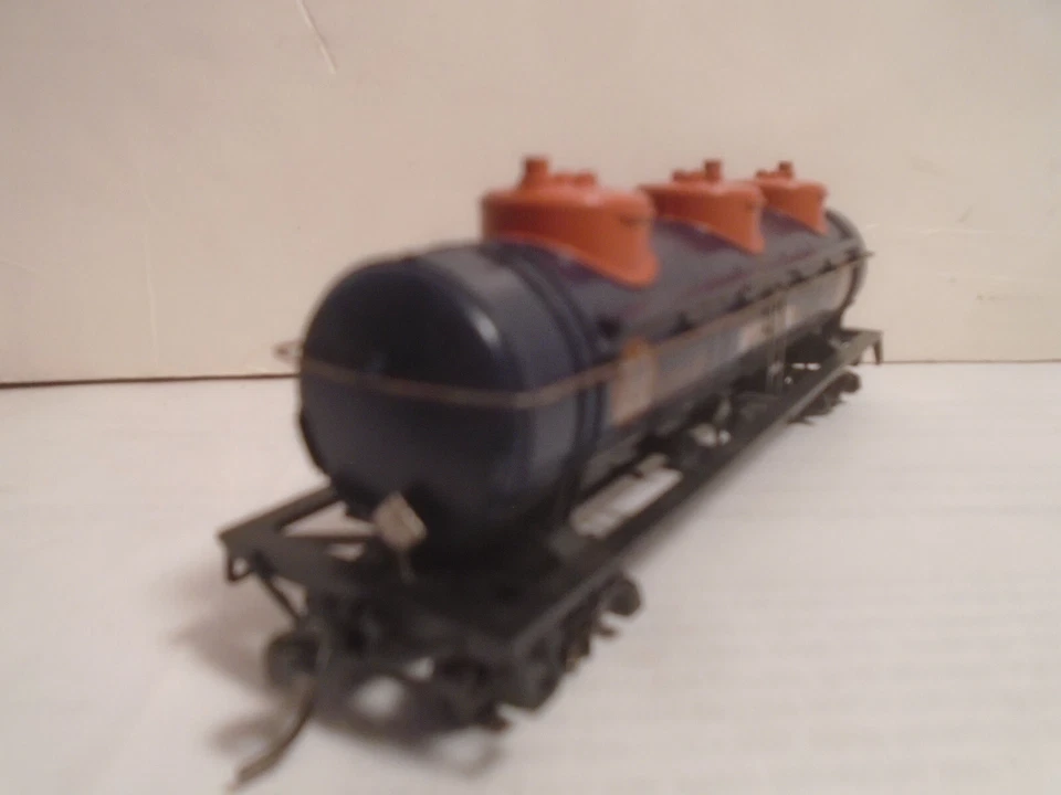 HO SCALE UNION 3 DOME TANK CAR WITH METAL SPRUNG TRUCKS + KADEE COUPLERS - Image 2 of 4