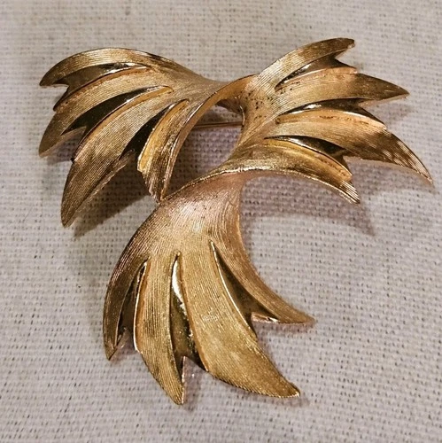 Crown Trifari Brushed Polished Gold Tone Twisted Leaf Brooch Pin Vintage Jewelry