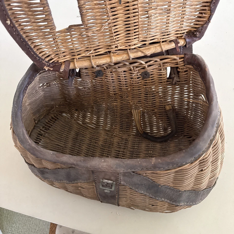 Antigua caja de aparejos de pesca vintage de creel, ratán y cuero 15x9x8 Foto 2 de 3