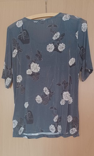 T-Shirt Damen von Fadenmeister, Größe 40, Viskose, grau-weißer Blumendruck - Bild 9 von 10