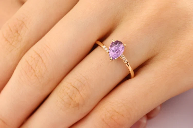 Anillo de compromiso bypass chapado en oro amarillo de 14 k amatista simulada pera de 2,34 quilates Foto 3 de 4