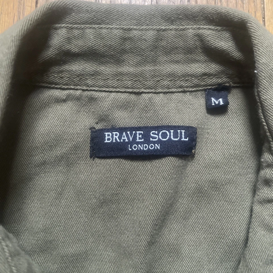 Camisa Brave Soul London Parche Militar Botón Hombres M Verde Ejército NO HOY SEA GRATIS Foto 4 de 4