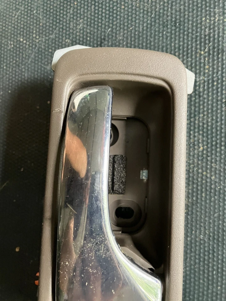 Оригинальная желтовато-коричневая хромированная ручка внутренней двери для правой задней пассажирской двери 1999 Acura RL - Изображение 3 из 4