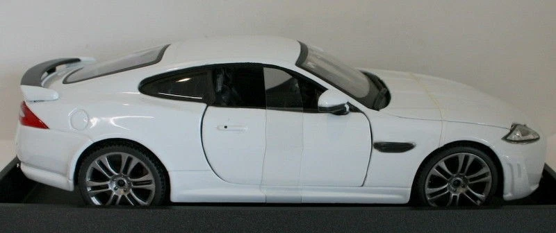 Burago масштаб 1/24 18-21063 - Jaguar XKR-S - белый - Изображение 3 из 4