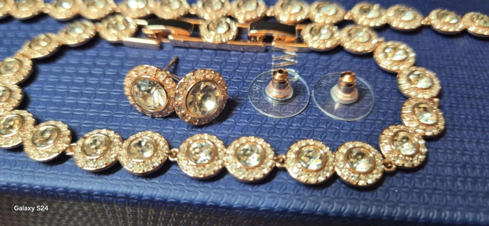 Conjunto angélico Swarovski ouro rosa corte redondo cristais brancos + caixa e bolsa de presente - Imagem 3 de 4