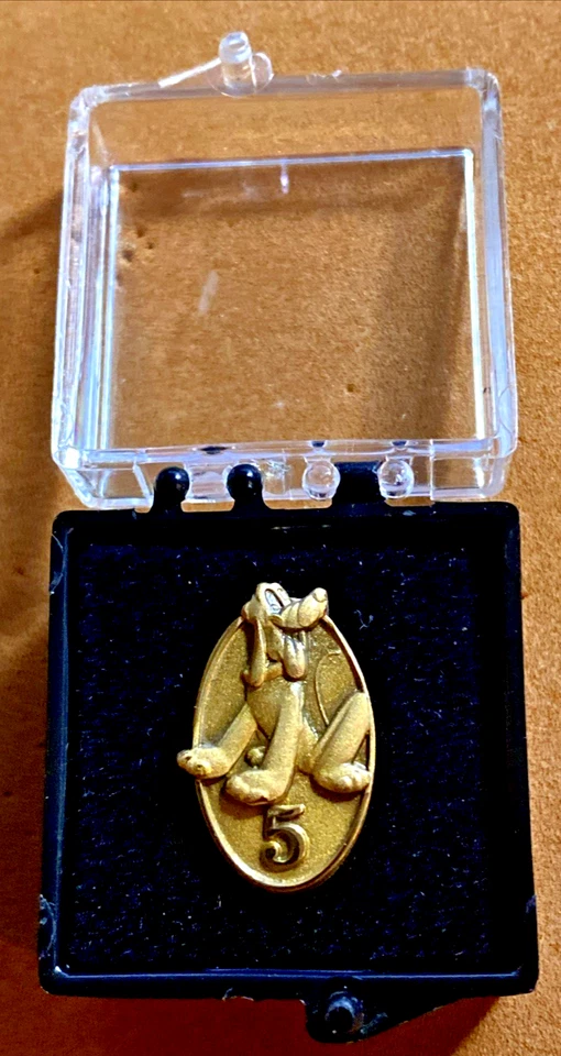 DISNEY WDW 2003 CAST MEMBER SERVICE AWARD 5 YEARS WITH PLUTO PIN IN CASE - Image 2 of 3