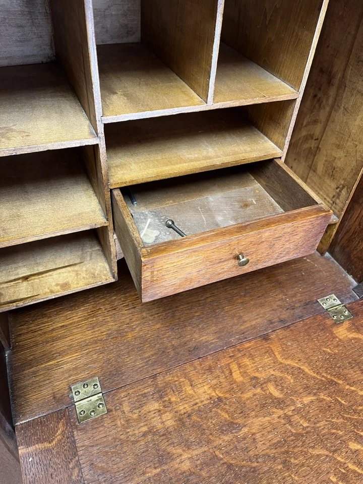 Antigua secretaria de roble a rayas de tigre con gabinete desplegable - puerta de vidrio biselada Foto 3 de 4