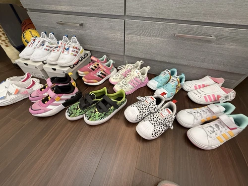 Adidas: scarpe sneakers e sandali da bambina