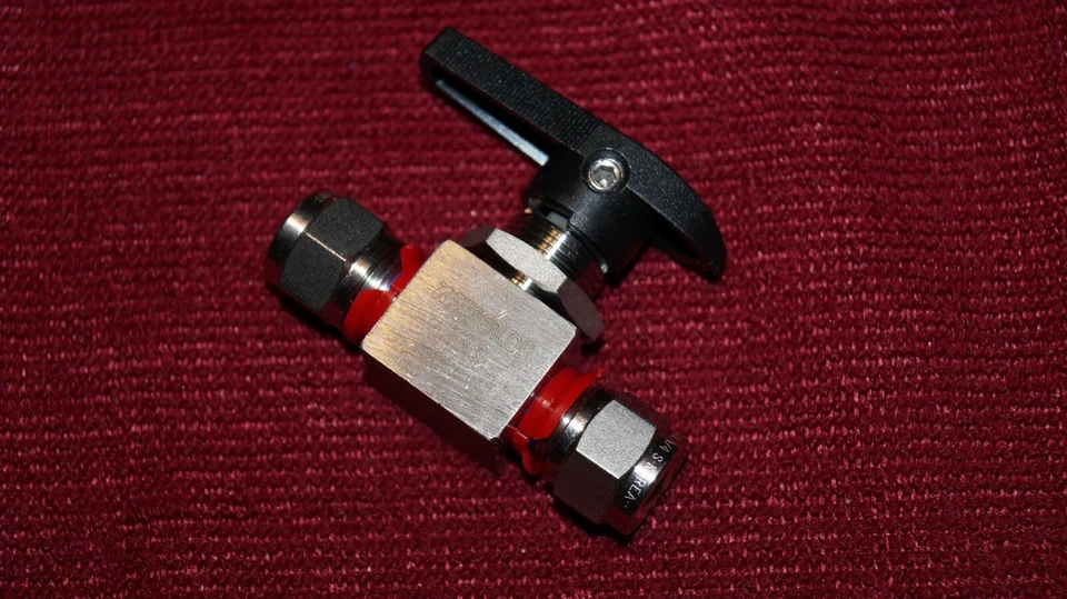 Superlok 1 Piece Instrumentation 1/4 in. Ball Valve 2500 psig (SBVI-120H1-S-4) - Image 2 of 2