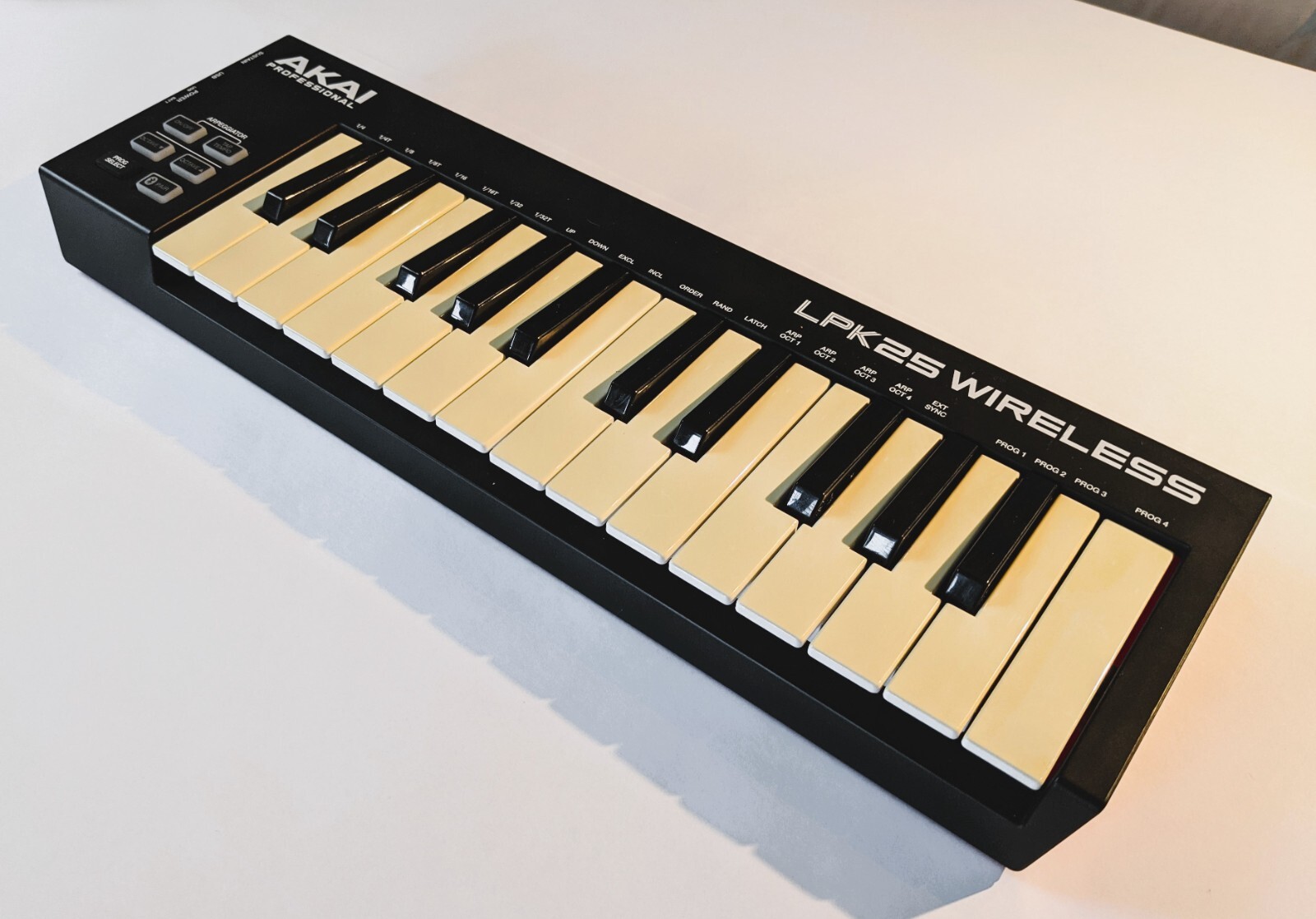 Akai Professional LPK25 Bluetooth Wireless & USB IOS MIDI Keyboard