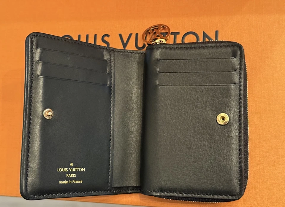 AUTÉNTICA Cartera Louis Vuitton Lou Coussin Piel de Cordero Repujada Mujer Negra M81599 Foto 2 de 4