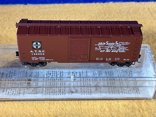 K11-58 TRAIN BOX CAR - N SCALE - KADEE MICRO-TRAINS #20030 - SANTA FE “CHIEF” - Picture 5 of 10