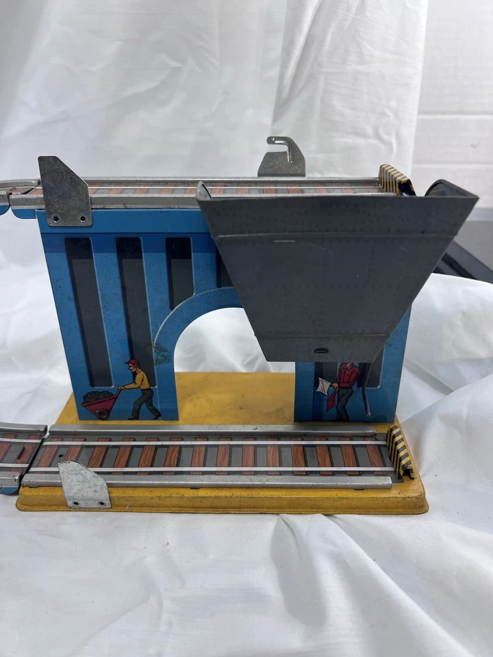 Винтажный поезд-шаттл с автоматическим погрузчиком угля литографическая игрушка Tomy, модель TP-119 - Изображение 3 из 4