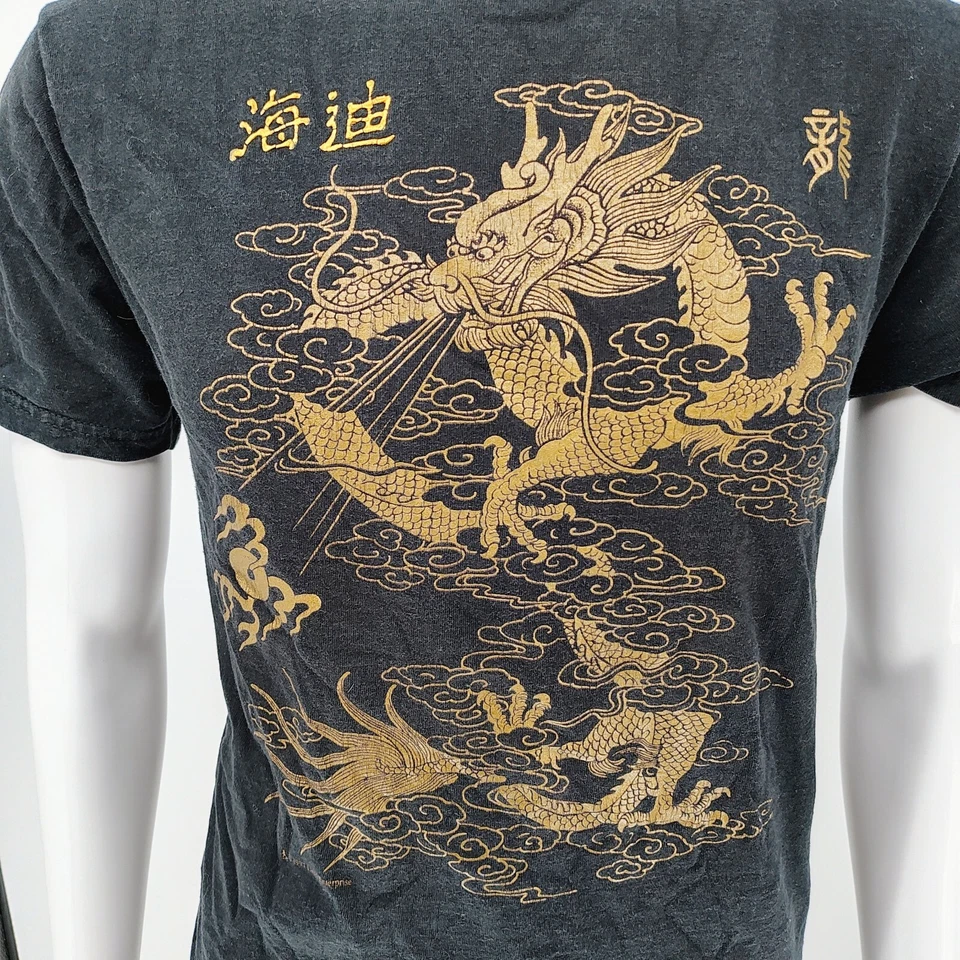 Camiseta gráfica vintage final dos anos 1990 início dos anos 2000 Liren Dragon preta e dourada (M) - Imagem 2 de 4