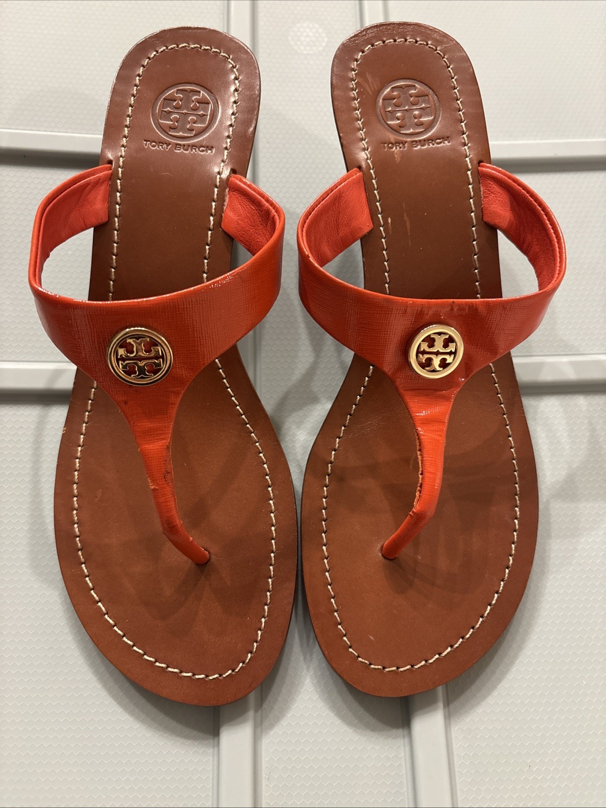Tory Burch Cameron Patent Leather Bright Orange Sandals Size 7.5M Gold Logo