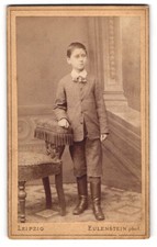 Fotografie Eulenstein, Leipzig, junger sächsischer Knabe im Anzug mit Fliege 