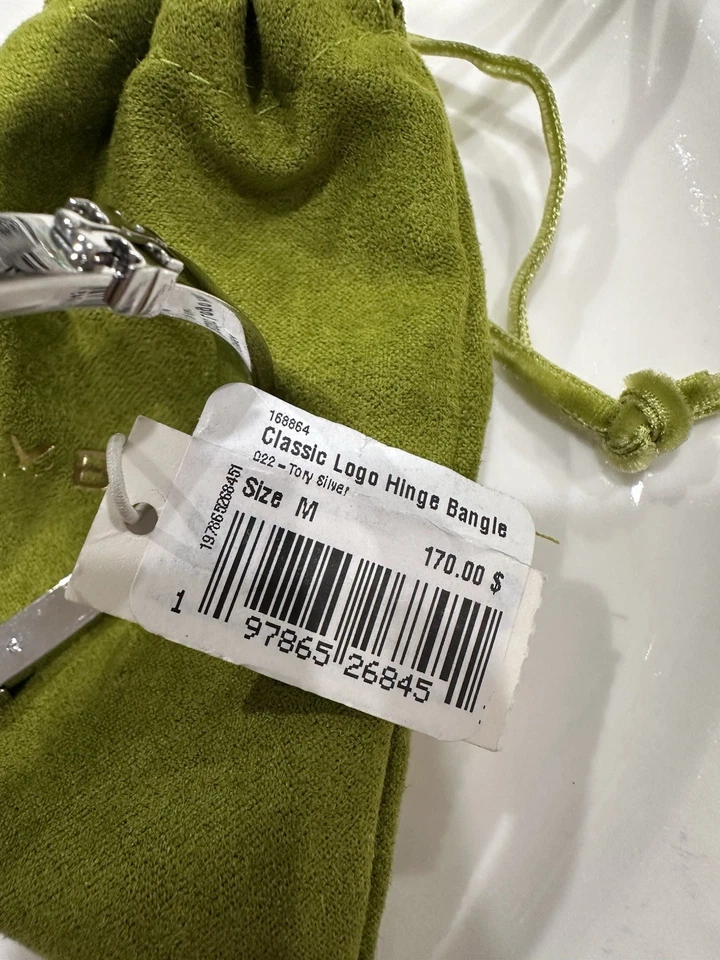 Brazalete Bisagra Tory Burch Clásico Logo Plateado 168864 Talla M Foto 3 de 4