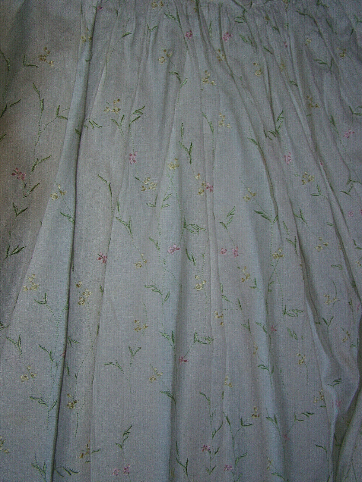 Williamsburg 100 White Linen Pastel Floral Embroider… Gem