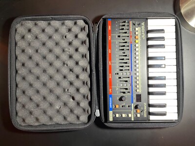 Roland ju-06a mit Keyboard und Tasche
