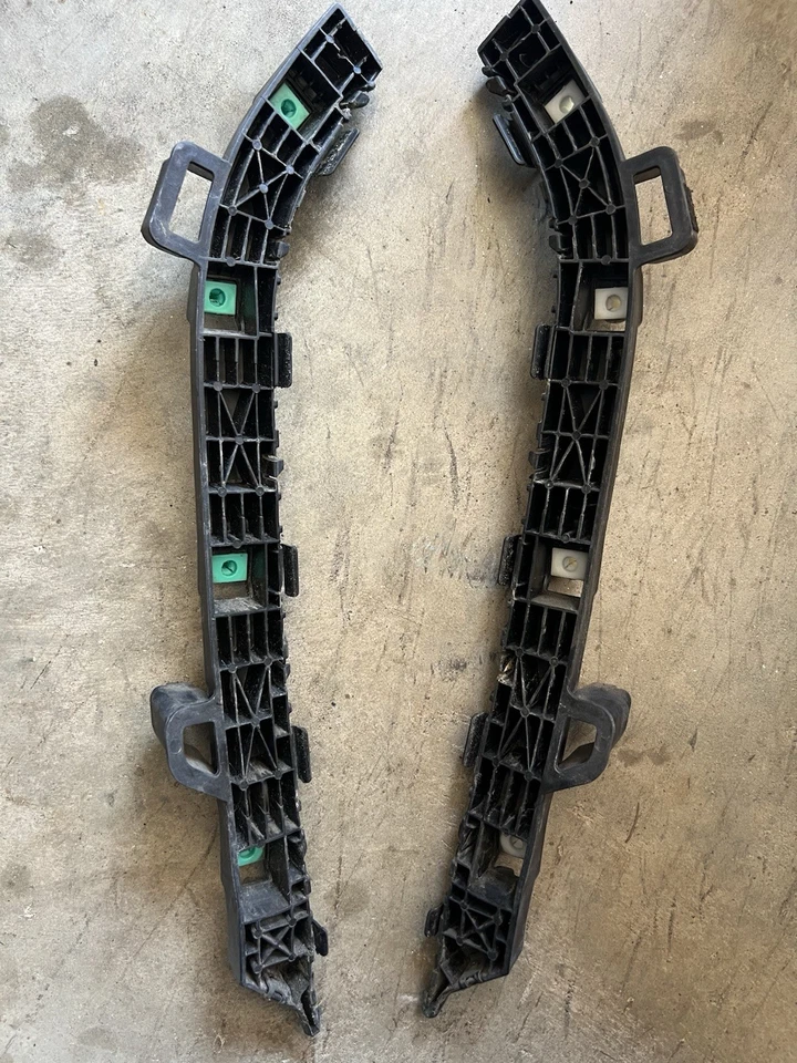 Parachoques trasero Ford Fusion 2014-2020 soportes de montaje lateral guías diestro y derecho OEM Foto 2 de 4