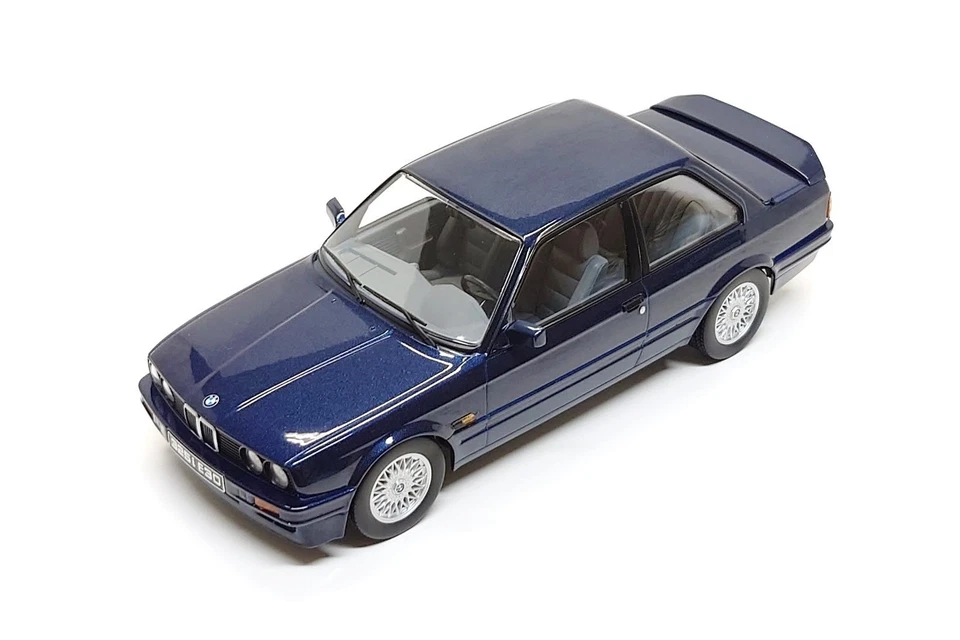 KK Scale 1:18 BMW 325i (E30) M-Paket 2 in Mauritius Blue Metallic - Image 3 of 4